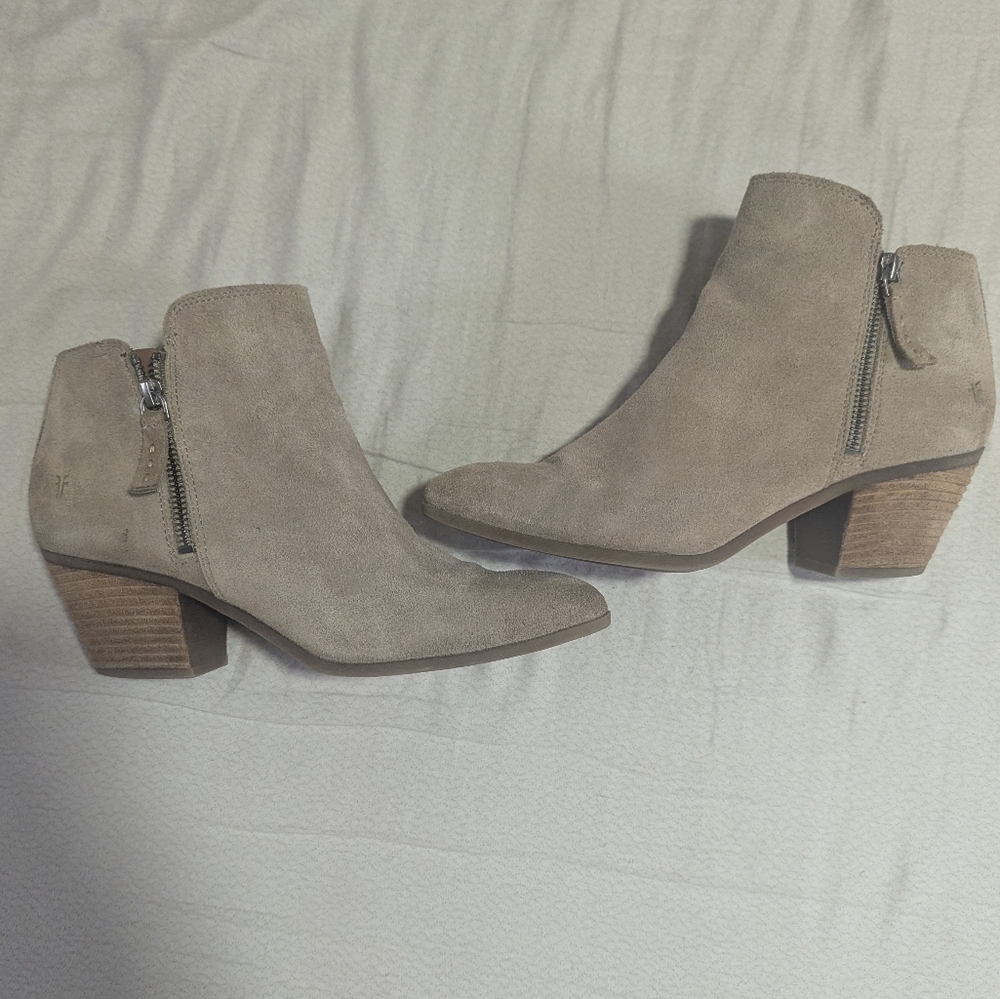 Frye Suede Western Ankle Boots • Tan Cowgirl Booties • Vintage Western Aesthetic